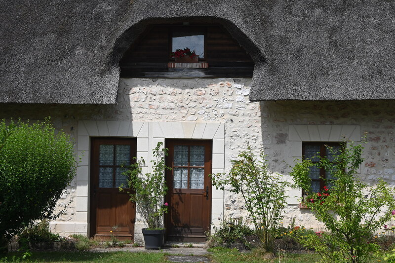 Crédit photo : cerema Maison en pierre et toit de chaume